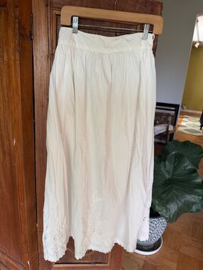 Tahari Cream Maxi Skirt with Scalloped Lace Hem